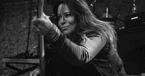 Morre Jennifer Finch, baixista do L7 e pioneira do grunge, aos 59 anos