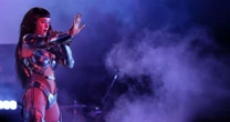 'Labubufóbica': Katy Perry chuta monstrinho e quase cai do palco em show de Curitiba; veja o vídeo