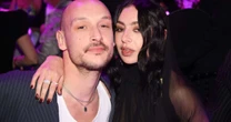 Charli XCX e George Daniel, do The 1975, oficializam união em Londres