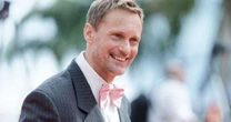 'Pendurei as chuteiras aos 13': Alexander Skarsgård explica pausa precoce na carreira