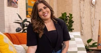 Tati Machado é surpreendida com presente nos bastidores da Globo: 'Me fez chorar'