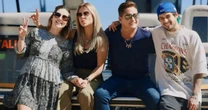 Tudo isso? Virginia e Zé Felipe presenteiam Leonardo com barco luxuoso e valor vem à tona; veja