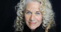 Carole King se junta aos 'Swifties for Kamala' em evento de lançamento virtual