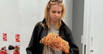 Isabella Scherer usa bolsa de macarronada em semana de moda de Paris - veja preço da peça