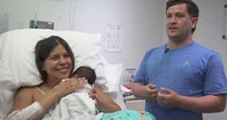 'Bebê foi meu motor para estar acordada e em alerta': o relato de mãe resgatada com filho de 18 dias de escombros de terremoto na Venezuela