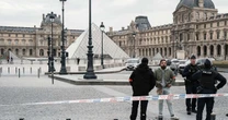 Brasileira que estava em sala do Louvre invadida relata desespero: 'Achei que jogariam uma bomba'
