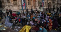 Migrantes sem-teto são removidos da entrada da Prefeitura de Paris e pressionados a deixar a cidade