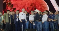 Tarcísio leva boneco de Bolsonaro à Festa de Barretos e diz que ex-presidente sofre "injustiça"