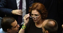 Audiência de Carla Zambelli é suspensa na Itália após ela alegar mal estar; Justiça determina perícia médica
