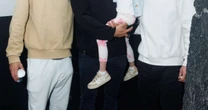 A cara do pai! Discreto, Rodrigo Hilbert posa com os filhos durante evento em SP