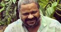 Família de Arlindo Cruz deixa recado ao exibir imagens do velório: 'Aqui está'