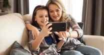 Cobrir o rosto das crianças com emojis nas fotos não garante proteção, alerta especialista