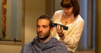 Afonso raspa o cabelo em 'Vale Tudo'; cena já marcou outro folhetim da Globo