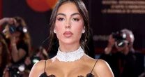 Poderosa! Noiva de Cristiano Ronaldo exibe aliança milionária e rouba a cena em tapete vermelho. Veja fotos da joia