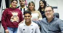 Oficial! Volante assina com o Santos até 2028