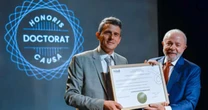 Universidade Paris 8 homenageia Lula com título de doutor e mensagem em defesa da democracia
