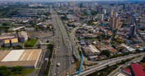Colisão entre ônibus e caminhão deixa um morto e 12 feridos na Via Dutra