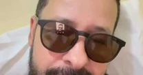 Cantor de forró despenca de palco durante show em PE e vai parar no hospital; veja vídeo do momento