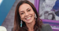 Entrevista | 'Corpo bom é...': Carla Marins, a Joyce de 'História de Amor', elimina 100% do álcool na dieta e lista vantagens dos exercícios aos 57 anos