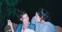 Alanis Guillen (Juma da novela Pantanal) aparece em foto com namorada