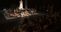 Cia brasileira traz materialidade radical do teatro em diálogo com a pornografia para Avignon