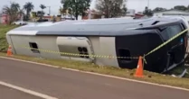 Turista estrangeiro morre após ônibus tombar em rodovia do Paraná