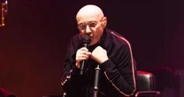 Com saúde debilitada, Phil Collins faz aparição rara ao lado do filho jogador de futebol; veja