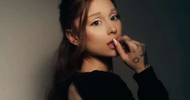 A estratégia sedenta de Ariana Grande pelo nº1 da Billboard Hot 100