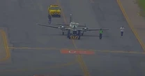 Avião de pequeno porte derrapa na pista do Santos Dumont
