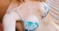 Aos 51 anos, Dani Winits revela poderoso truque para secar barriga