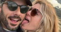 Quente! Letícia Spiller lambe e morde novo namorado e faz declaração: 'Tem fogo'