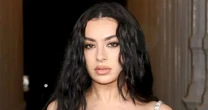 Charli XCX anuncia turnê mundial 'Music, Fashion, Film' e inicia nova era