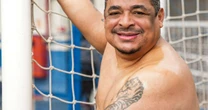 Vampeta recria foto de ensaio nu estrelado por ele há 26 anos para revista gay