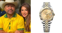 Ao lado da namorada, Neymar Pai usa relógio de quase R$ 500 mil em jogo do Brasil