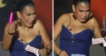 Simone Mendes se empolga ao ganhar vibrador e algema durante show: 'Gostei!'