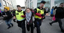 Greta Thunberg embarca em navio que parte da Itália com ajuda humanitária em direção a Gaza