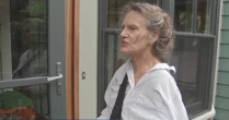 Mulher de 69 anos é atacada por guaxinim enquanto levava cães para passear