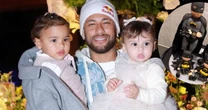 Mais que irmãs, amigas! No Dia dos Pais, Bruna Biancardi mostra presente de Neymar com as filhas Mavie e Helena juntas