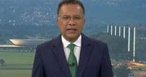 Discreto! Heraldo Pereira surge aos beijos com esposa em aparição rara