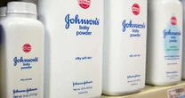 Johnson & Johnson oferece R$ 28 bilhões para encerrar processos que ligam uso de talco a câncer