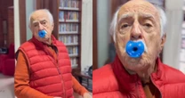 Ary Fontoura chupa chupeta aos 92 anos e detona novo método para estresse: 'Loucura'