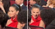 Selena Gomez é flagrada fazendo fofoca de Meryl Streep no Emmy 2025