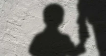Filho de brasileira fica retido em Portugal e mãe sofre ameaça de perder a guarda caso seguisse no país, diz coluna