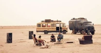 "O deserto nos ajudou a fazer este filme": Elenco de Sirât passou sufoco e enfrentou tempestade nas filmagens (Entrevista)