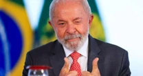 'Tem gente que tem tornozeleira, eu tenho meia bonita', diz Lula em referência a Bolsonaro; veja