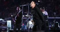 Fã que morreu no show do Oasis escorregou em cerveja derramada no chão