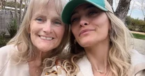 Como está Debbie Rowe, mãe dos filhos de Michael Jackson e retratada em série da Netflix?