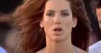 Há 25 anos: uma decisão arriscada fez Sandra Bullock, hoje com 61, agredir um famoso nos bastidores de filme com R$ 1 bilhão de bilheteria