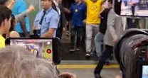 Volta dos EUA de Flávio tem tietagem no aeroporto e reedição de grito por 'mito'