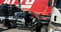 Viatura com quatro presos colide com caminhão na BR-116 em São Leopoldo
